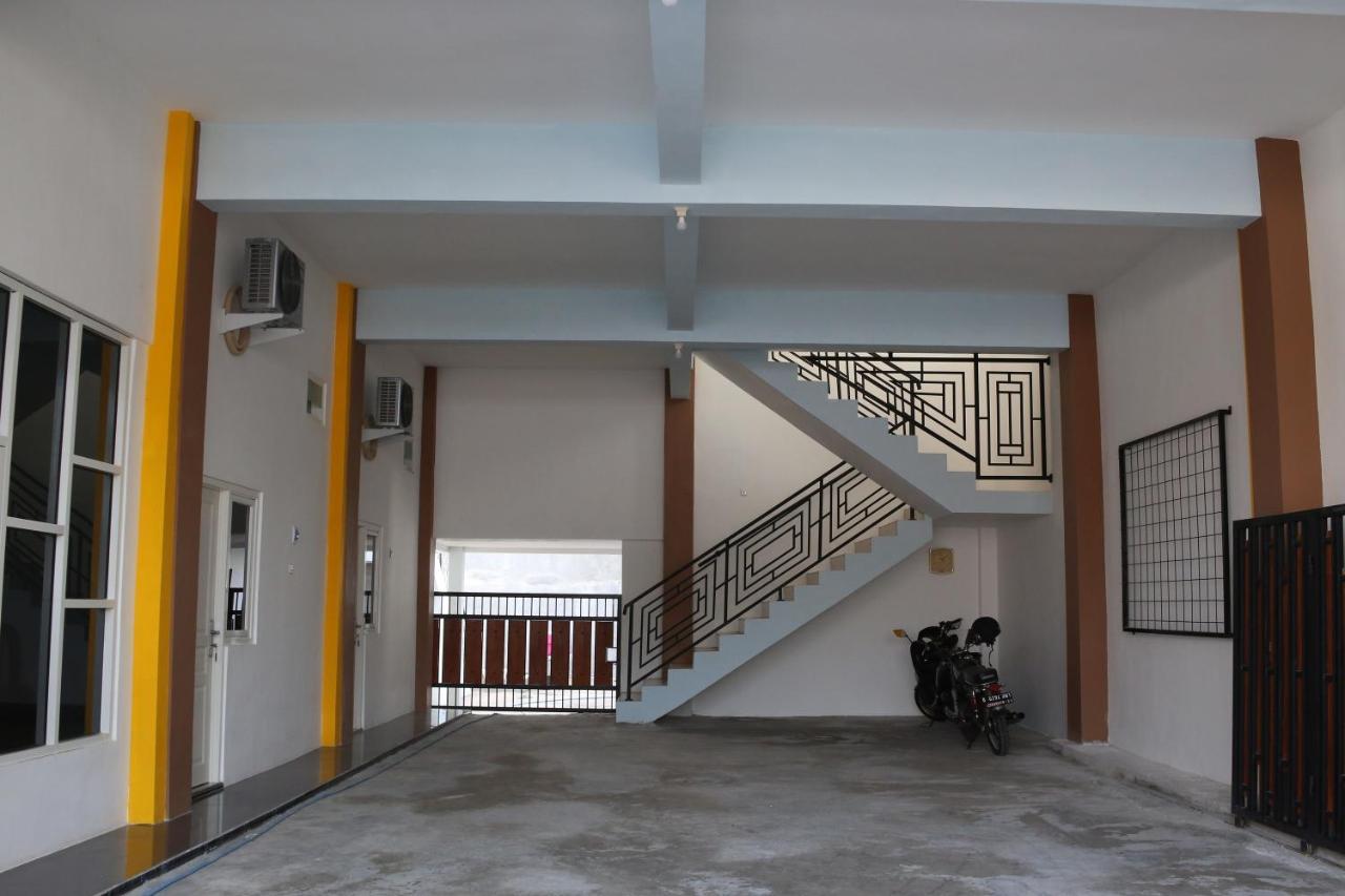 Reddoorz Syariah Near Suncity Mall Madiun Exterior photo